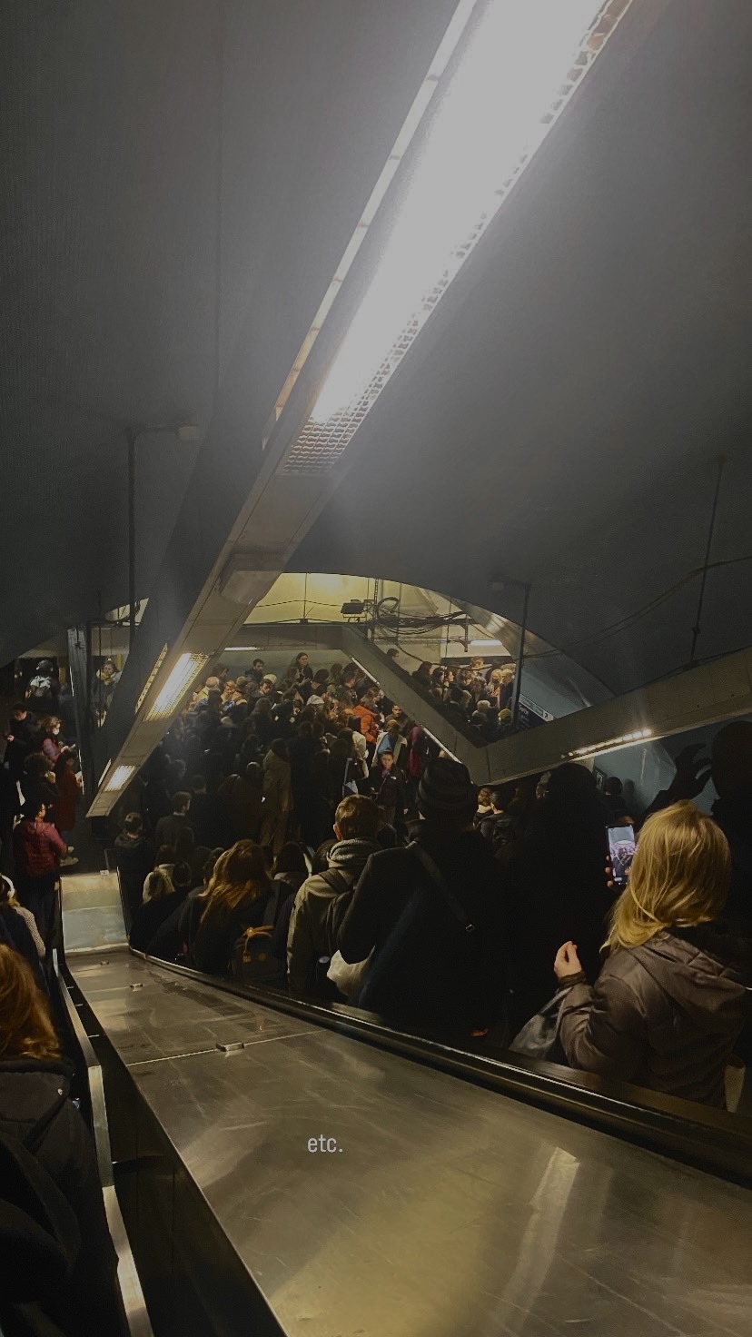 Escalator bondé dans un réseau de transport en commun pour la communauté AKHA